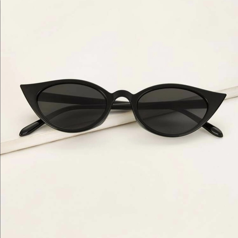 3️⃣✖️2️⃣5️⃣Black skinny frame cay eye sunglasses - Picture 3 of 4